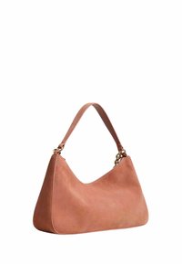 Borsa in suede di colore rosa tenue, caratterizzata da una forma curva, una singola tracolla e dettagli in metallo dorato sulla tracolla.