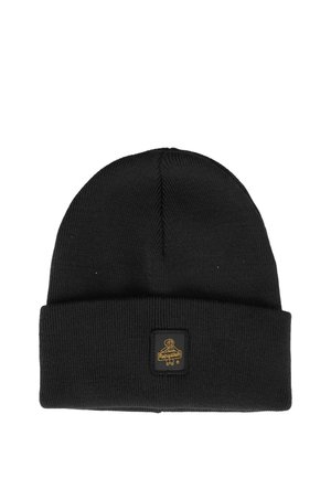 Beanie nero lavorato a maglia con risvolto, caratterizzato da una toppa quadrata con un logo dorato. Il materiale è morbido e dal tatto piacevole, offrendo calore.