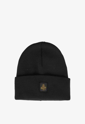 Beanie nero lavorato a maglia con risvolto, caratterizzato da una toppa quadrata con un logo dorato. Il materiale è morbido e dal tatto piacevole, offrendo calore.