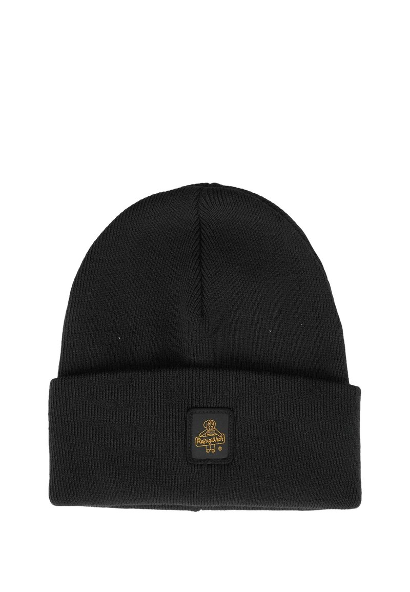 Beanie nero lavorato a maglia con risvolto, caratterizzato da una toppa quadrata con un logo dorato. Il materiale è morbido e dal tatto piacevole, offrendo calore.