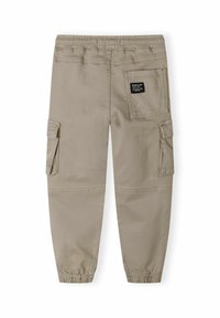 Beige cargo broek met elastische tailleband, twee zijzakken en een achterzak met een zwart etiket. Glad materiaal met een relaxte pasvorm.