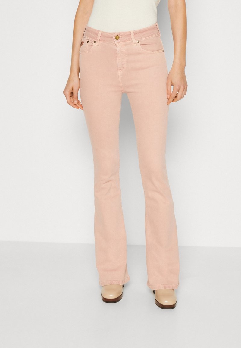 Kellotetut farkut vaaleanpunaisesta kankaasta, jossa on napin sulkeminen ja viisi taskua. Sujuva pinta hienovaraisilla ompeluyksityiskohdilla ja rento istuvuus.