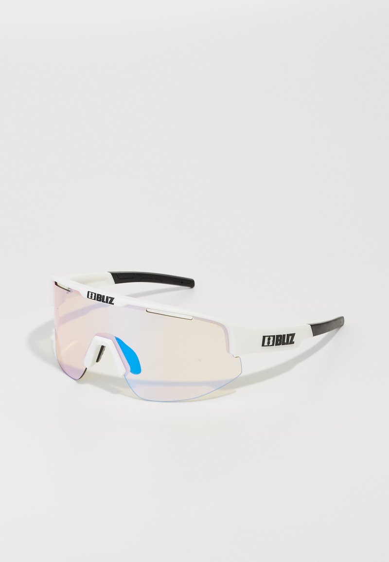 Sportsonnenbrille mit einem weißen Rahmen, einem Verlaufsspiegelglas und blauen Akzenten. Verfügt über ein umschließendes Design und schwarze Bügelspitzen.