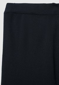 Schwarzer Strickstoff mit einer glatten Textur und weichem Finish, einfarbig und ohne ausgeprägte Muster oder Hardware-Details.