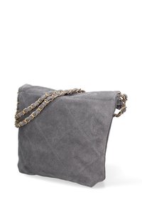 Borsa in suede grigia con un design trapuntato, dotata di una tracolla in catena dorata e una forma rettangolare. Texture liscia senza ulteriori decorazioni.
