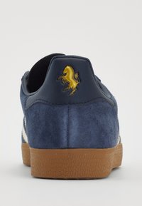 adidas Originals GAZELLE TERRACE ICONS UNISEX - Treniņu apavi - legend ink/off white/dark football gold