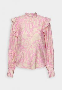 Blouse florale rose avec épaules à volants, manches longues, boutonnée à l'avant, et une texture douce avec des motifs floraux couleur crème.