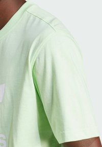 adidas Originals ADICOLOR TREFOIL - Triko s potiskem - semi green spark