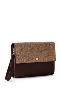 Clutch in pelle marrone con un pattina superiore di un marrone chiaro textured, dettagli in oro e una tracolla staccabile per il trasporto.