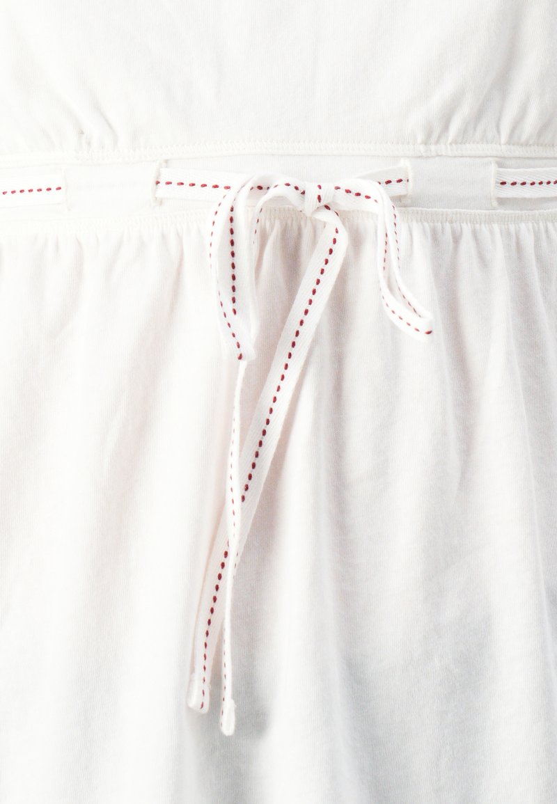 Weißes Kleider aus Stoff mit gerafftem Bund und einem Band zum Binden. Das Band hat rote Nähte an den Rändern, die ein kontrastierendes Detail hinzufügen.