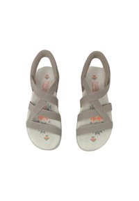 Beige sandaaltjes met bandjes en een textuur bovenkant, met een geometrisch patroon in oranje en grijs op de binnenzolen. Plat zoolontwerp.