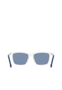 Przezroczyste okulary przeciwsłoneczne z niebieskimi soczewkami. Smukły, prostokątny kształt, teksturowane niebieskie ramiona z wzorzystymi akcentami dla lepszego uchwytu.