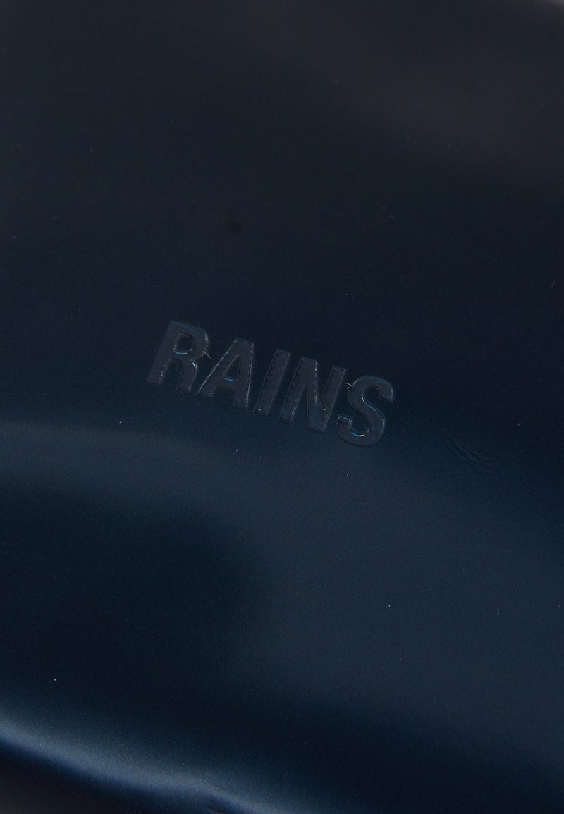 Materiale impermeabile blu navy con una texture liscia; presenta il logo "RAINS" in rilievo con un design sottile.