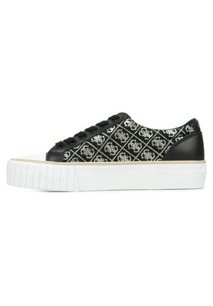 Schwarze und silberne Sneaker mit einem gemusterten Design, einem Textilobermaterial, einer niedrigeren Profilhöhe, einem schnürbaren Design mit fünf Ösen und einer weißen Gummisohle.