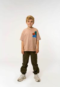 The New PAVEL TEE - Apdrukāts T-krekls - humus
