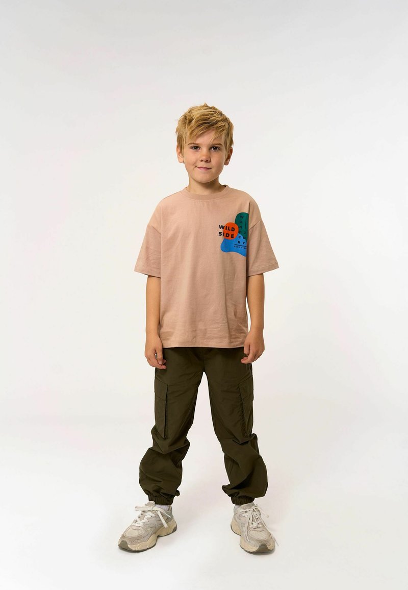 The New PAVEL TEE - Apdrukāts T-krekls - humus