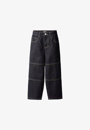 Pantaloni largi din denim închis, cu cusături portocalii, cinci buzunare și închidere cu buton frontal. Prezintă cusături orizontale pe picioare.