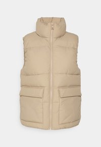 Doudoune beige sans manches avec col montant, fermeture éclair frontale et deux grandes poches à rabat. Le tissu présente une texture lisse et matelassée.