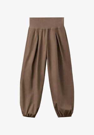 Brązowe, luźne spodnie z wysokim stanem, z marszczonymi elastycznymi mankietami i przednimi zakładkami, prezentowane na białym tle.