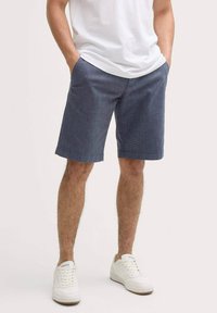 Heren blauwe shorts van lichtgewicht stof met een subtiele gestreepte patroon, voorzien van zijzakken en een rechte pijp.