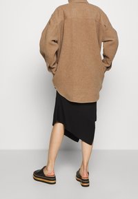 DESIGNERS REMIX Klassisk kappa / rock - camel