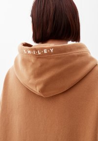 s.Oliver MET SMILEY PRINT - Hoodie - sandstein