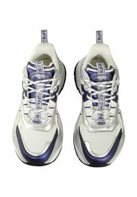 Bele superge z srebrnimi in vijoličnimi poudarki, mrežnimi in sintetičnimi materiali, debelim podplatom in vezalkami s "Buffalo" blagovno znamko.