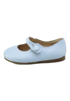 Zapato Mary Jane de cuero azul claro con una sola correa y cierre de botón, suela plana y puntera redondeada, diseñado para niños.