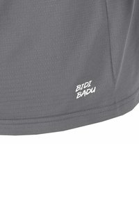 Graues Sportshirt mit glatter Textur, schlichten Design und einem kleinen weißen "BIDI BADU"-Logo am Saum.