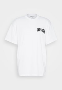 Biała bawełniana koszulka z krótkim rękawem, z czarnym nadrukiem "ACESHIGH" na lewej części klatki piersiowej. Klasyczny krój.
