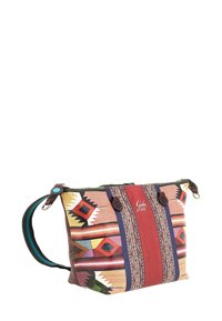 Borsa di stoffa colorata con motivi geometrici in rosso, blu e marrone. Presenta dettagli in pelle, una tracolla e una chiusura con zip.
