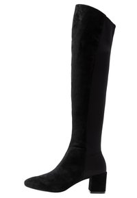Botas negras de ante hasta la rodilla, con un panel textil suave, tacón cuadrado y punta afilada. Diseño simple y elegante sin patrones visibles.