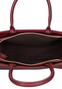 Borsa a mano in pelle bordeaux con doppi manici e chiusura con zip, caratterizzata da un interno scuro con un motivo logo discreto.