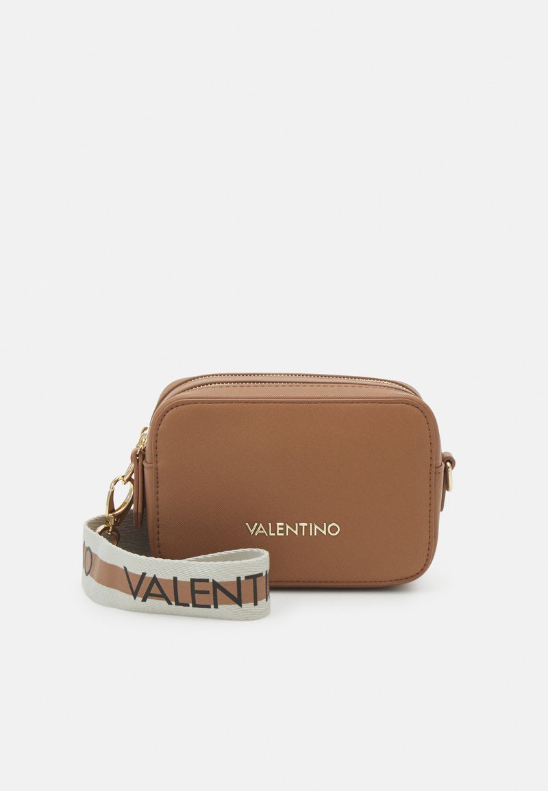 Bolsa sintética castanha com forma retangular, ferragens douradas e uma alça com um logótipo sobre um fundo claro.