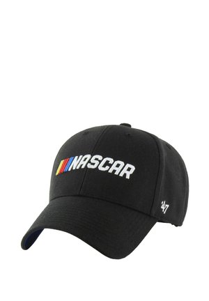 Cappellino da baseball nero in tessuto, con il testo "NASCAR" ricamato in bianco e strisce colorate. Visiera curva e cinturino regolabile sul retro.