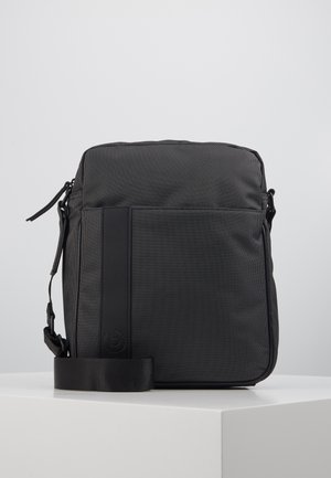 Schwarze Umhängetasche aus strukturiertem Stoff, elegantes Design, verstellbarer Riemen und ein Logo-Akzent. Mit einem Reißverschlussverschluss und einem einfarbigen Paneel.