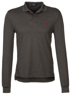 Polo gris foncé à manches longues avec deux boutons et logo rouge brodé sur la poitrine gauche, tissu en coton et poignets côtelés.