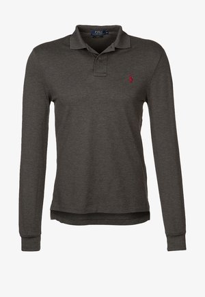 Dunkelgraues Langarm-Poloshirt mit zwei Knöpfen und rotem gesticktem Logo auf der linken Brust, Baumwollstoff und gerippte Bündchen.