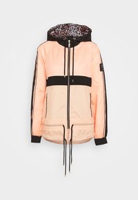 Chaqueta ligera con cremallera de color melocotón, detalles en negro y capucha forrada con estampado de leopardo. Cuenta con cordones ajustables y bolsillos con cremallera.