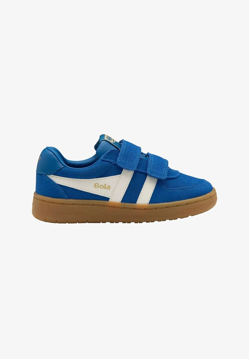 Basket en daim bleu avec deux bandes blanches, logo "Gola" beige, double scratchs velcro et semelle en caoutchouc marron.