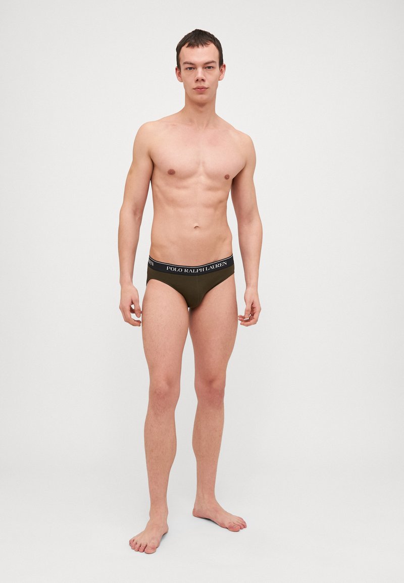 Μαύρα και ελιάς ανδρικά σλιπ με ελαστική μέση που διαθέτει λευκή επιγραφή "POLO RALPH LAUREN". Απαλή ύφανση και εφαρμοστή σχεδίαση.