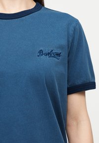 Μπλε κοντομάνικο T-shirt με σκούρο μπλε γιακά και τελείωμα στα μανίκια, με κεντημένο λογότυπο «Barbour» στο αριστερό στήθος.