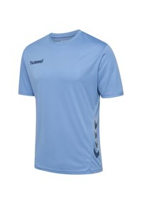 Lichtblauwe sportshirt met korte mouwen en ronde hals, zwart 'hummel' logo op de borst, en zwart chevronpatroon op het linkerpaneel.
