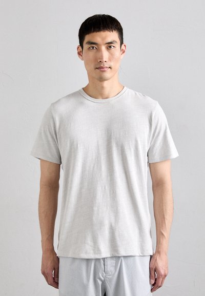 Helles graues Crew-Neck-T-Shirt aus weichem Material, mit kurzen Ärmeln, lockerer Passform, versehen mit einer subtilen Textur und sauber verarbeiteten Säumen.