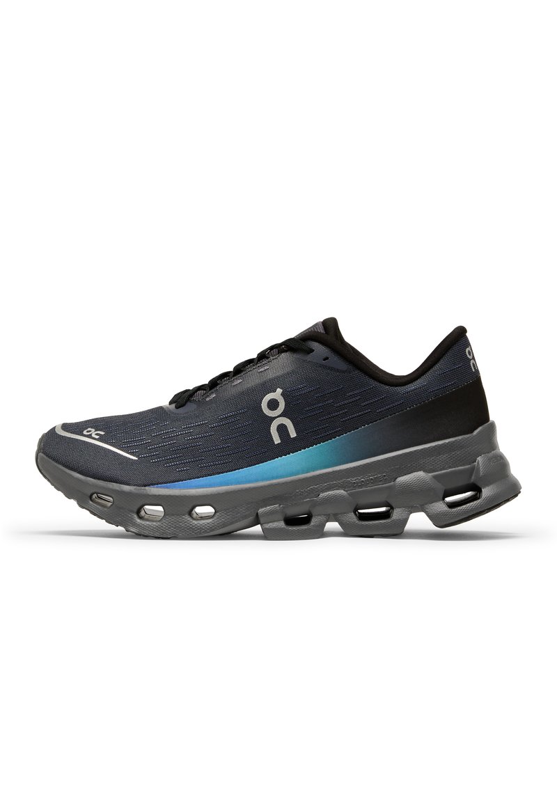 Zapatillas deportivas en color navy con una franja degradada en azul. Cuentan con una parte superior de malla transpirable, suela acolchada y múltiples recortes de ventilación.