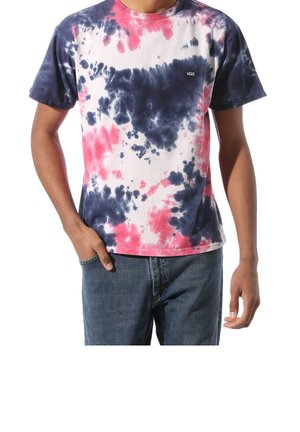 T-shirt z krótkim rękawem w splatane wzory w białym, granatowym i różowym kolorze. Wykonany z bawełny, o klasycznym kroju z okrągłym dekoltem, z logo Vans po lewej stronie na piersi.