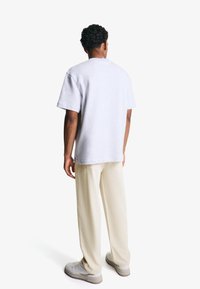 Bershka STRAIGHT-FIT TAILORED  - Pantaloni - beige