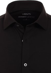 Zwarte moderne button-up shirt van zachte jersey stof, met een klassieke kraag, enkele knoopsluiting en een subtiele textuur.