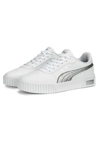 Witte synthetische sneakers met een gestructureerde rubberen zool, voorzien van zilverkleurige accenten en een opvallend logo op de zijkant. Vetersluiting met perforaties.