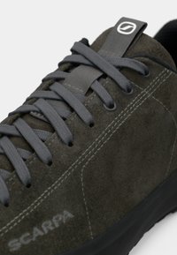 Ciemnoszare zamszowe sneakersy z szarymi sznurówkami, z logo "SCARPA" po boku i znakiem na języku.